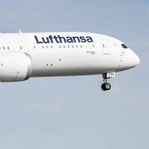 Eine Lufthansa-Maschine des Typs Boeing 787-9 ist im Landeanflug auf den Frankfurter Flughafen.