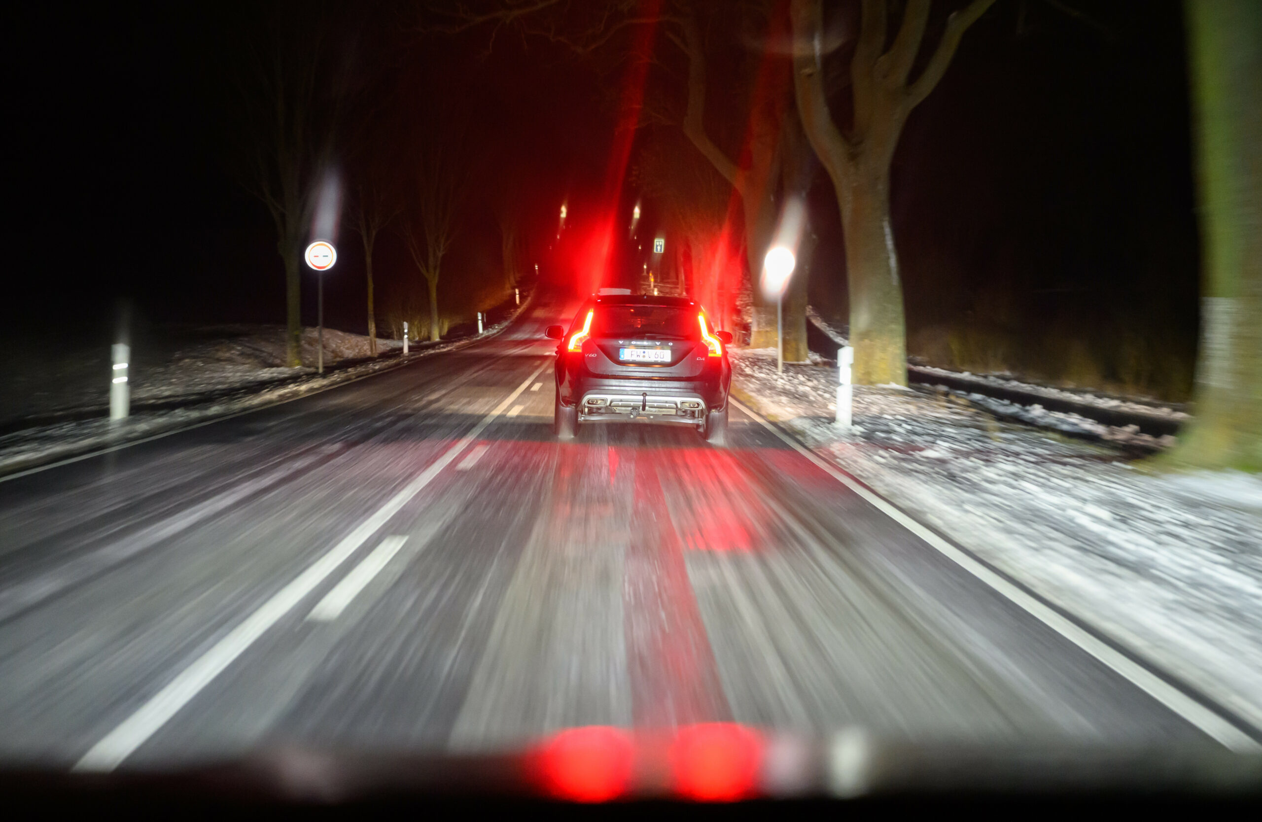 Durch das Tauwetter kann es auf einigen Straßen im Norden noch richtig glatt sein. (Symbolbild)