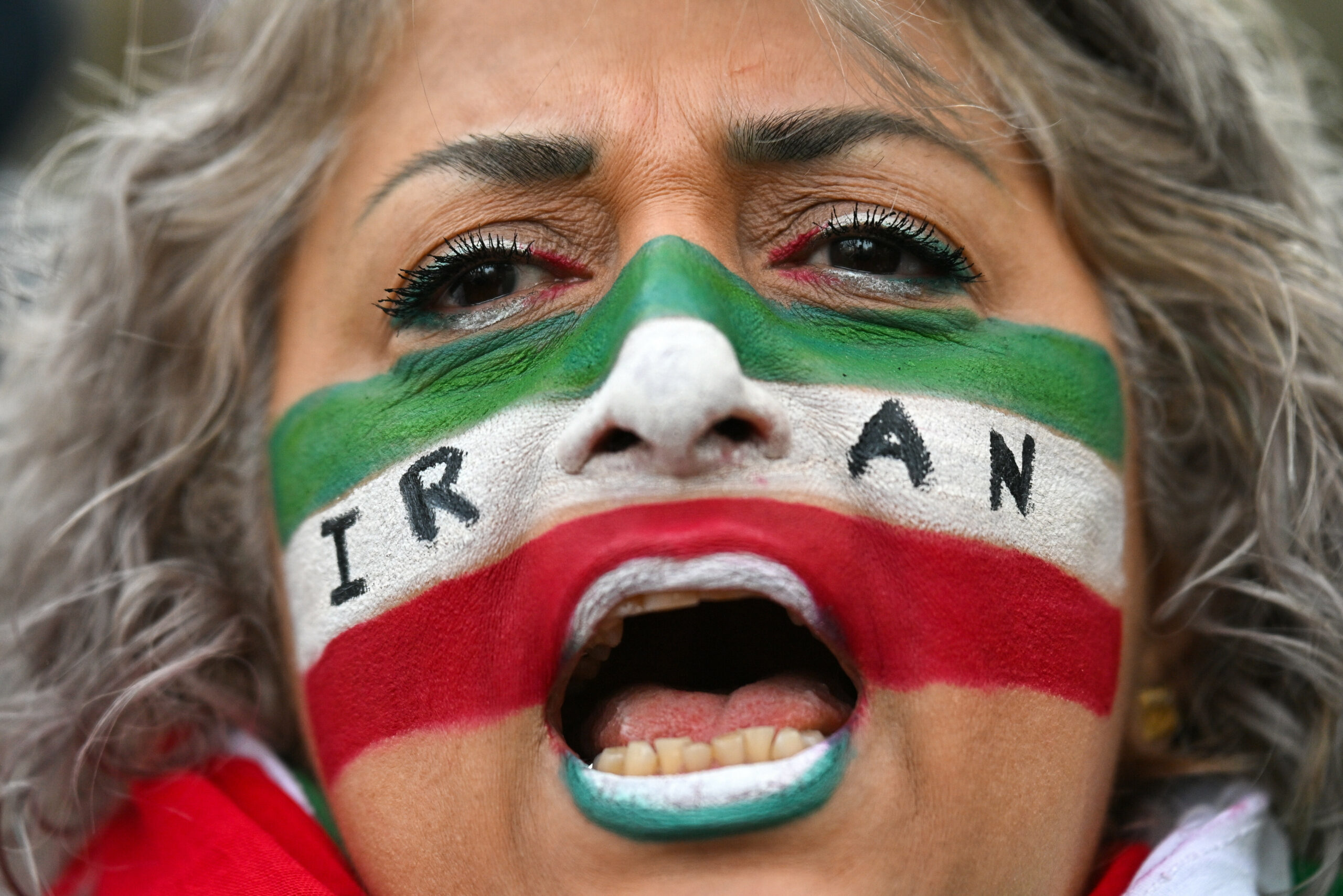 Eine Frau, mit einem in den iranischen Nationalfarben bemalten Gesicht, ruft bei einer Demonstration zur Unterstützung der landesweiten Massenproteste gegen die Regierung im Iran.