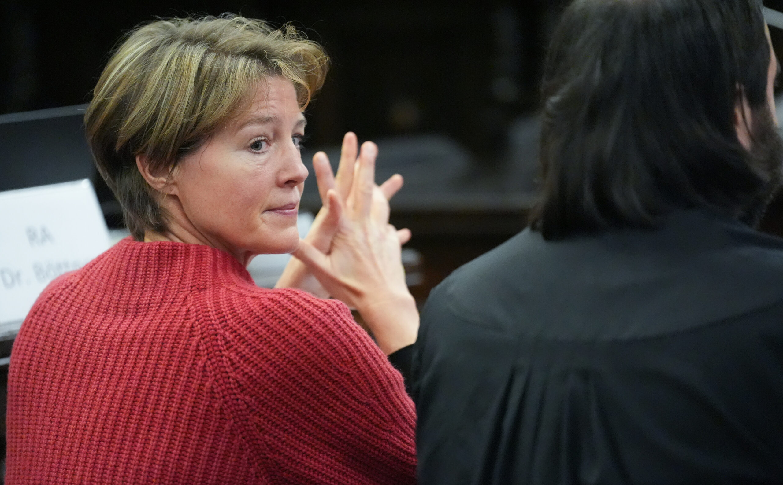 Frau mit kurzen Haaren und rotem Pulli