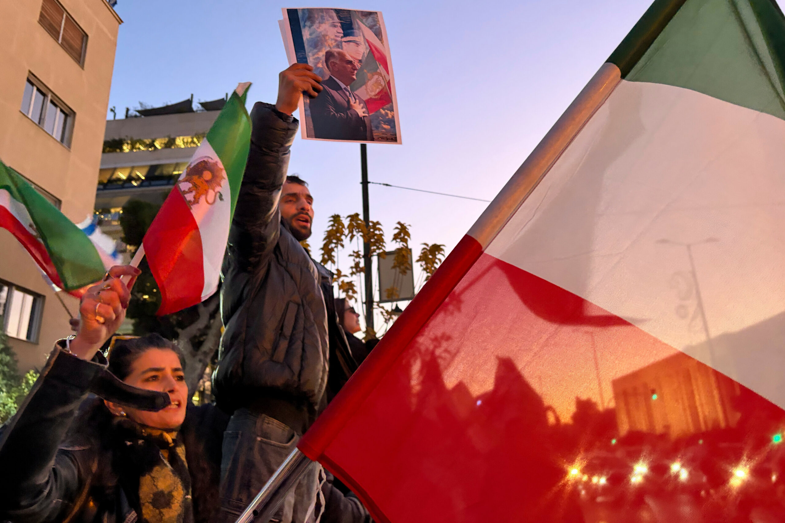 Die Lage im Iran spitzt sich zu. Weltweit kommt es zu Solidaritätsdemonstrationen, wie hier in Griechenland.