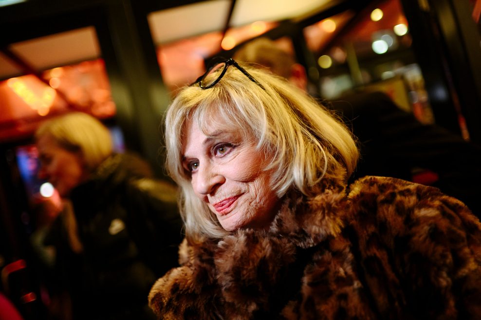 Schlagersängerin Mary Roos im Fellmantel.