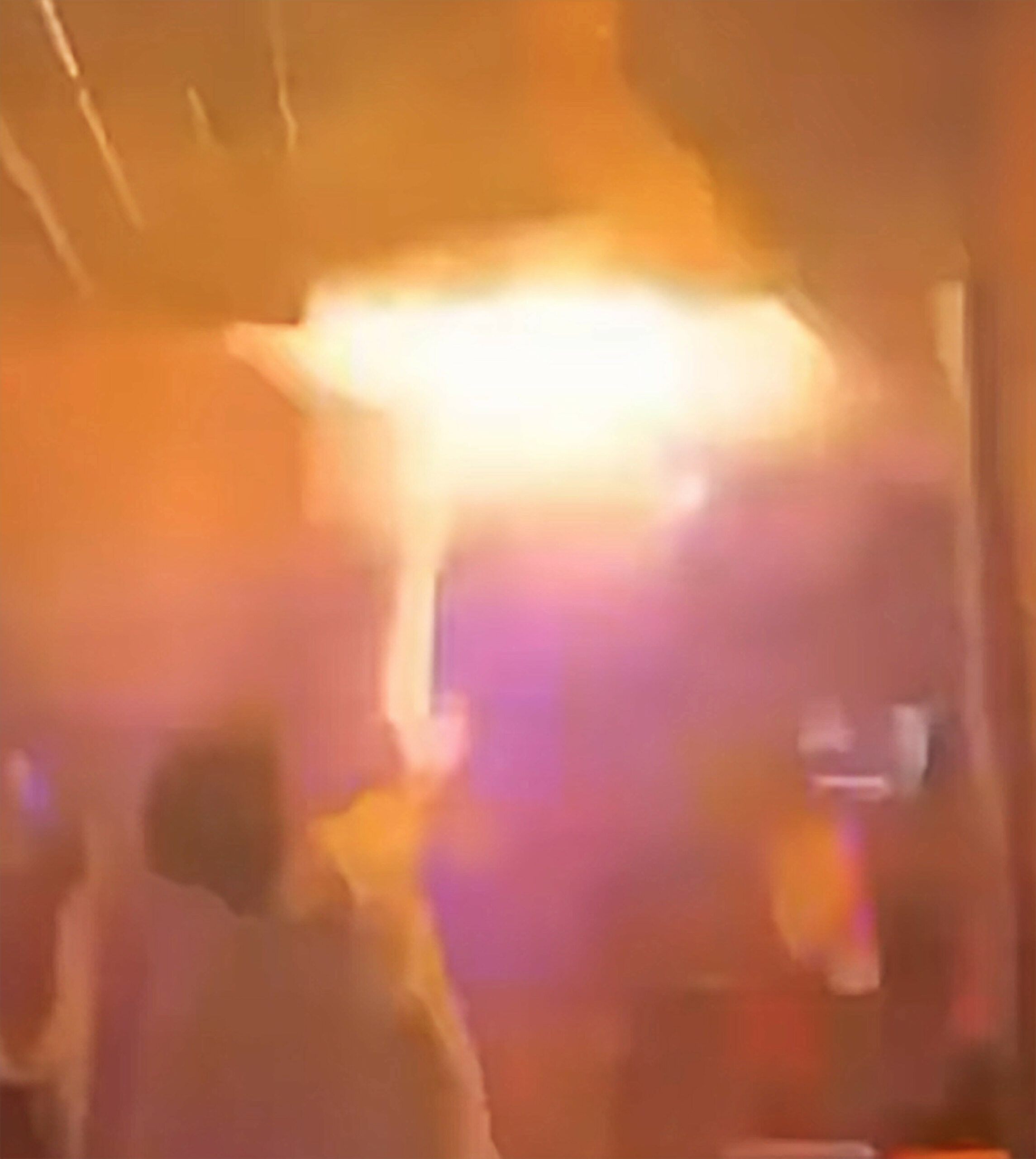 Funkensprühende Partyfontänen hatten bei der Silvesterparty Schaumstoff an der Decke in Brand gesetzt.