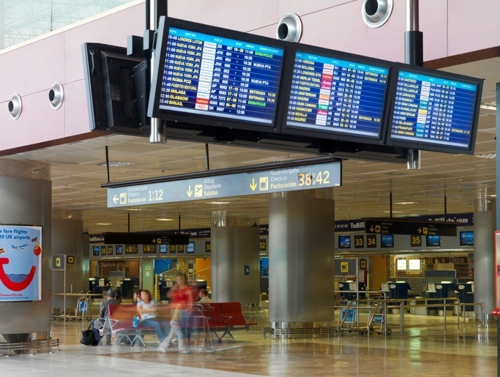 Blick auf ein Terminal am Flughafen von Teneriffa