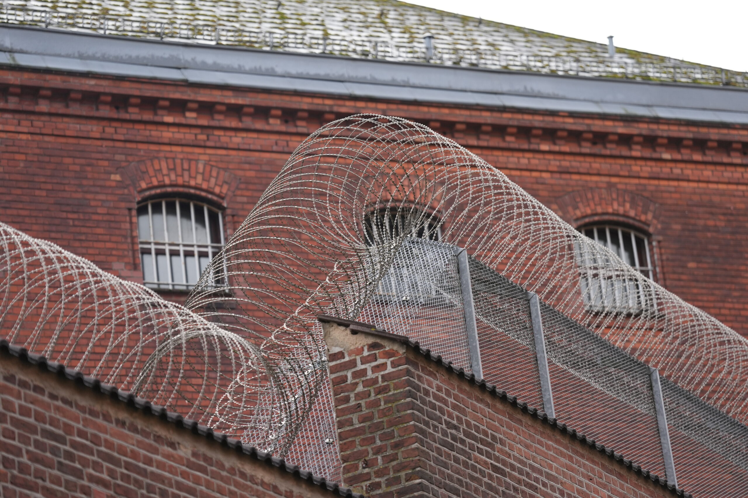 Blick auf die vergitterten Zellenfenster der Justizvollzugsanstalt Flensburg.
