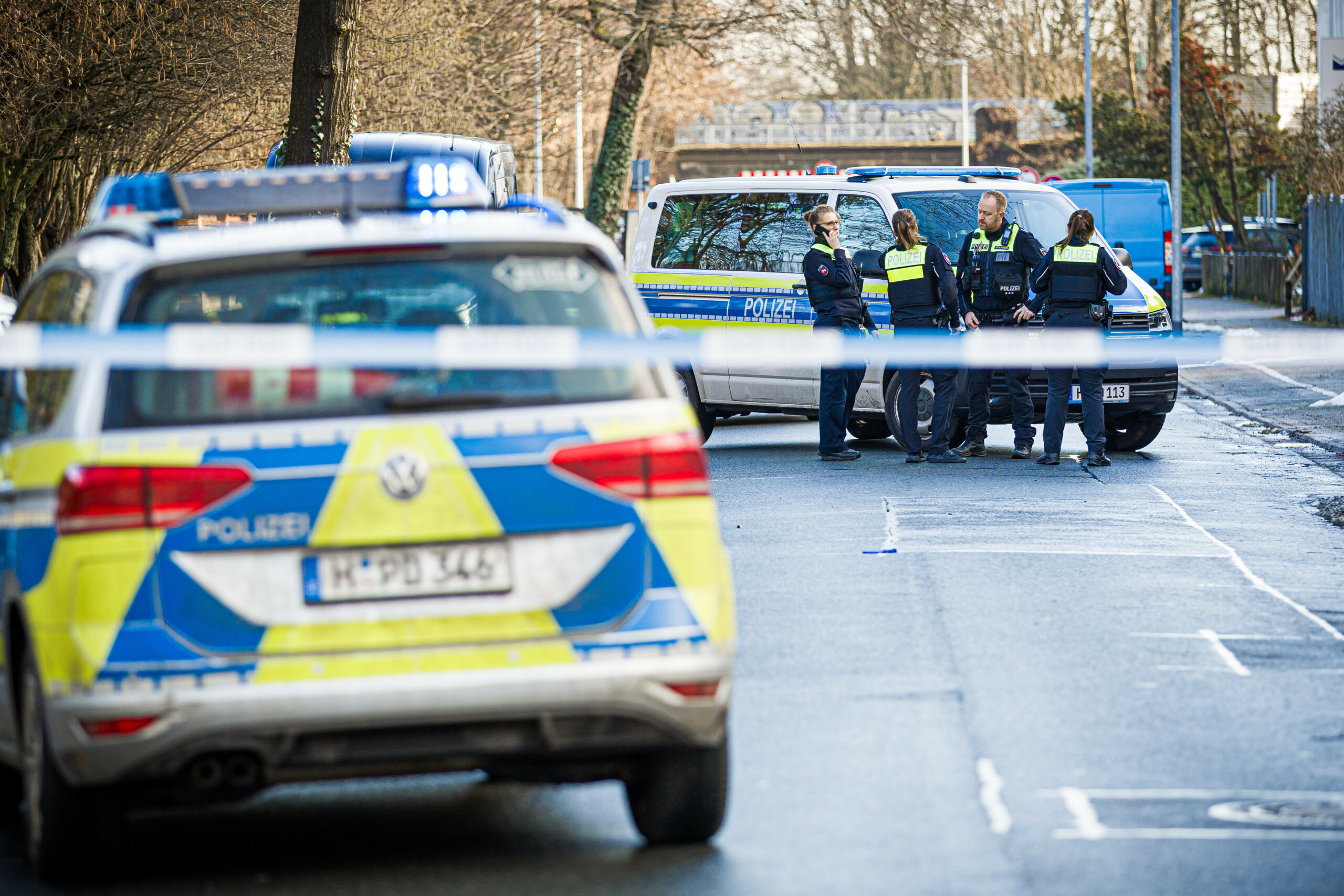 Polizisten am Tatort: Ein Mann ist in Langenhagen bei Hannover durch einen Schuss ins Bein schwer verletzt worden.
