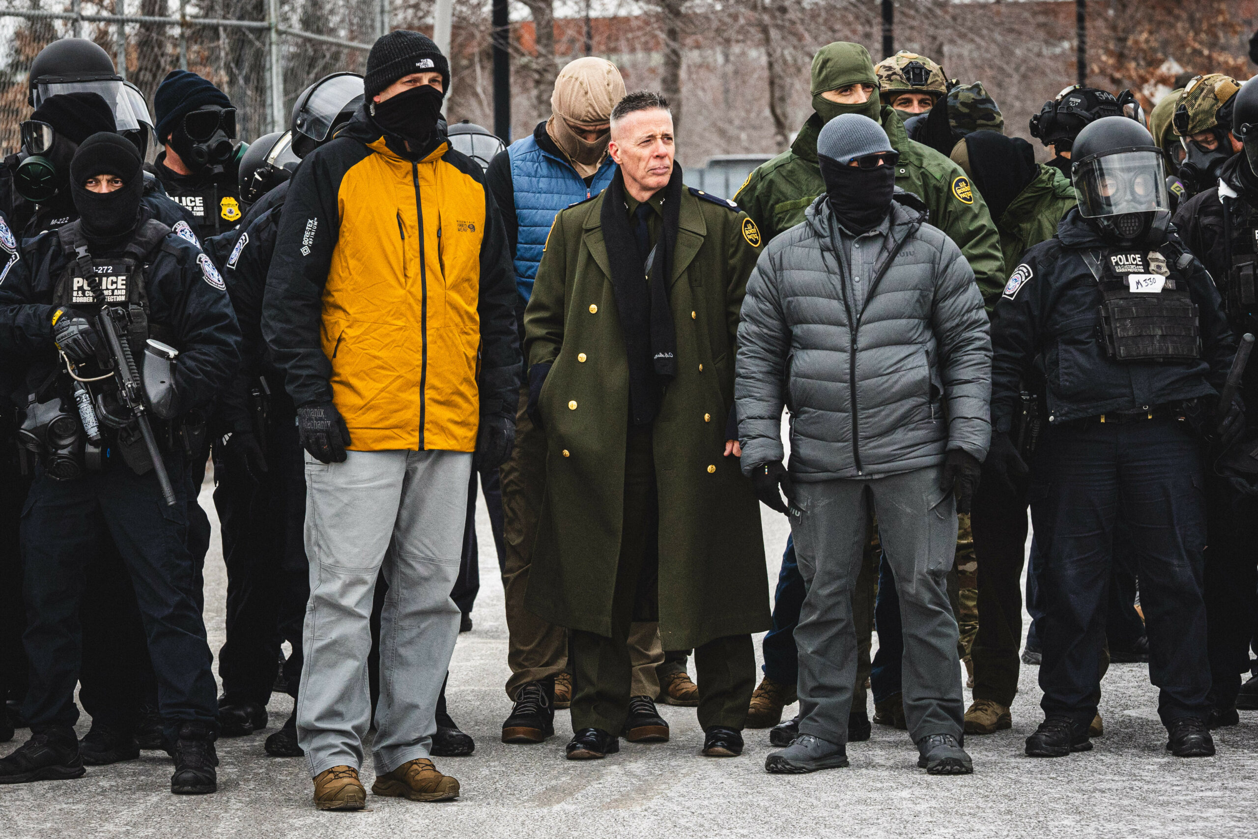 Gregory Bovino ist der Chef der Einwanderungsbehöre ICE. Hier (Mitte) tritt er mit langem Mantel und geschorenen Haaren im Kreis seiner vermummten Agenten auf. Wohl nicht ganz zufällig wirkt Bovinos Auftritt wie der eines Nazi-Offiziers.