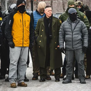 Gregory Bovino ist der Chef der Einwanderungsbehöre ICE. Hier (Mitte) tritt er mit langem Mantel und geschorenen Haaren im Kreis seiner vermummten Agenten auf. Wohl nicht ganz zufällig wirkt Bovinos Auftritt wie der eines Nazi-Offiziers.