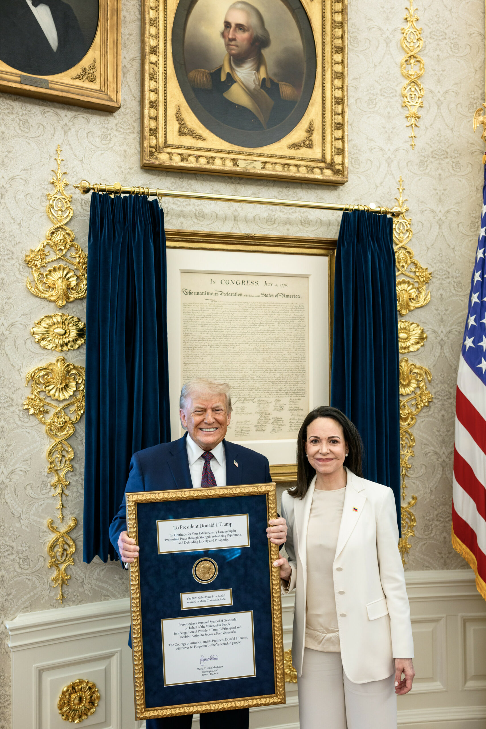 Preisträgerin Maria Corina Machado übergibt Donald Trump ihren Friedensnobelpreis im Weißen Haus.