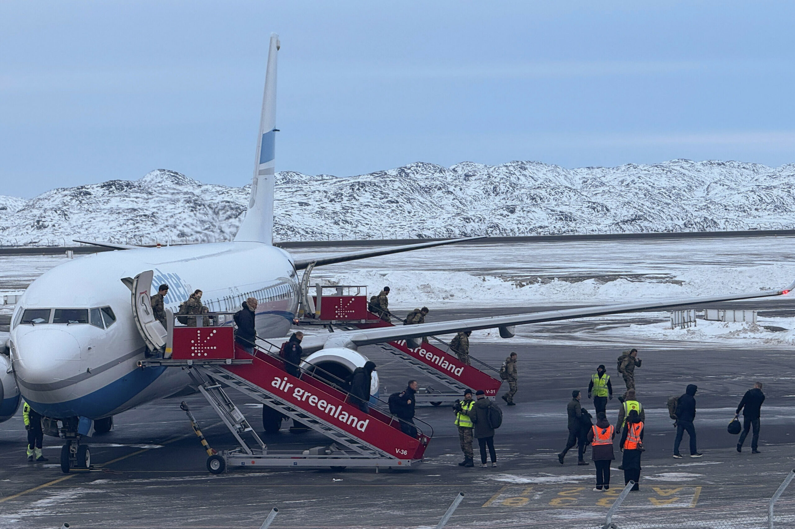 Soldaten der Bundeswehr verlassen das Flugzeug nach der Landung in Nuuk.