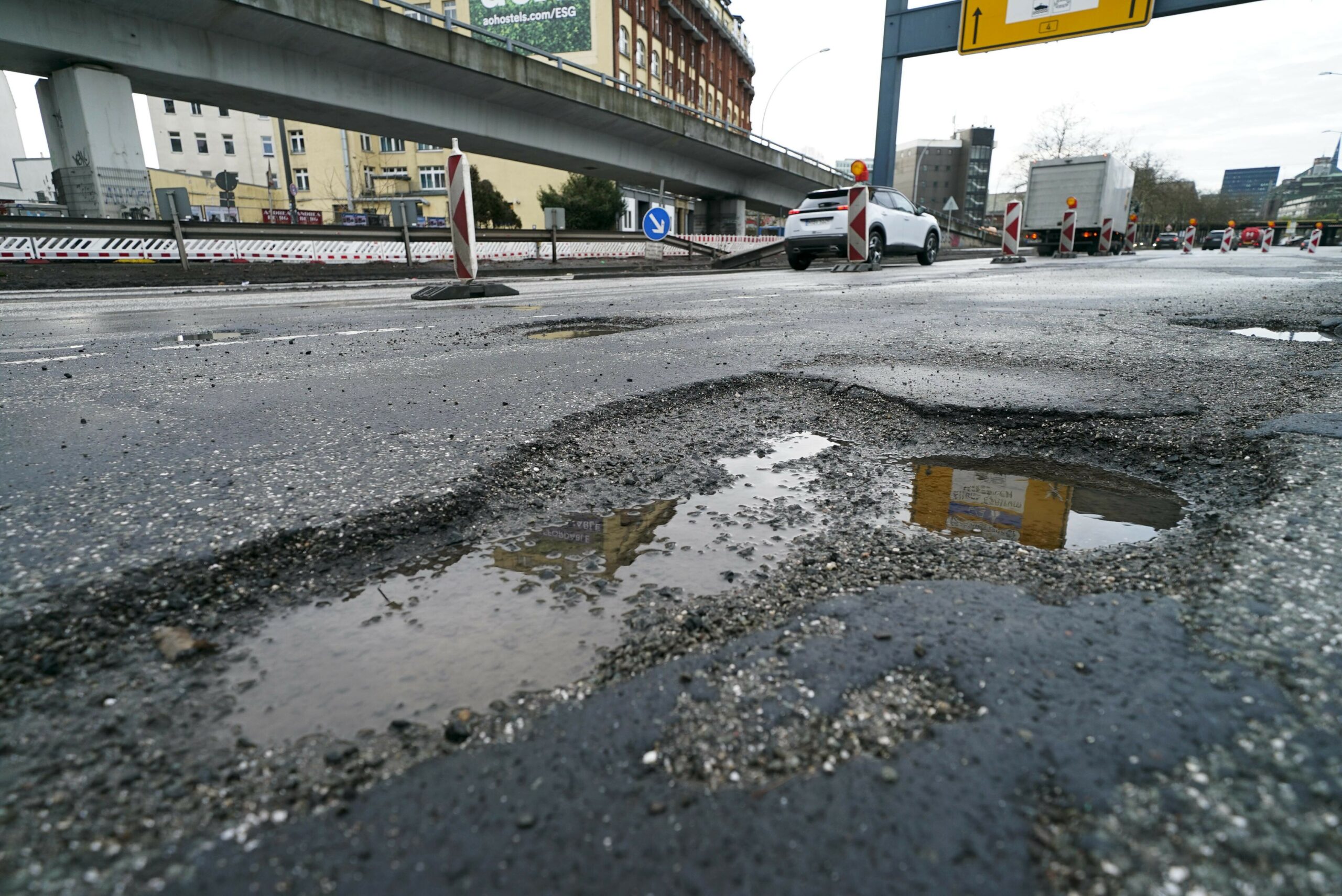 Metergroße Schlaglöcher tauchten nach dem Frost an der Kreuzung Spaldingstraße/Amsinckstraße auf. Die Fahrspuren wurden abgesperrt.