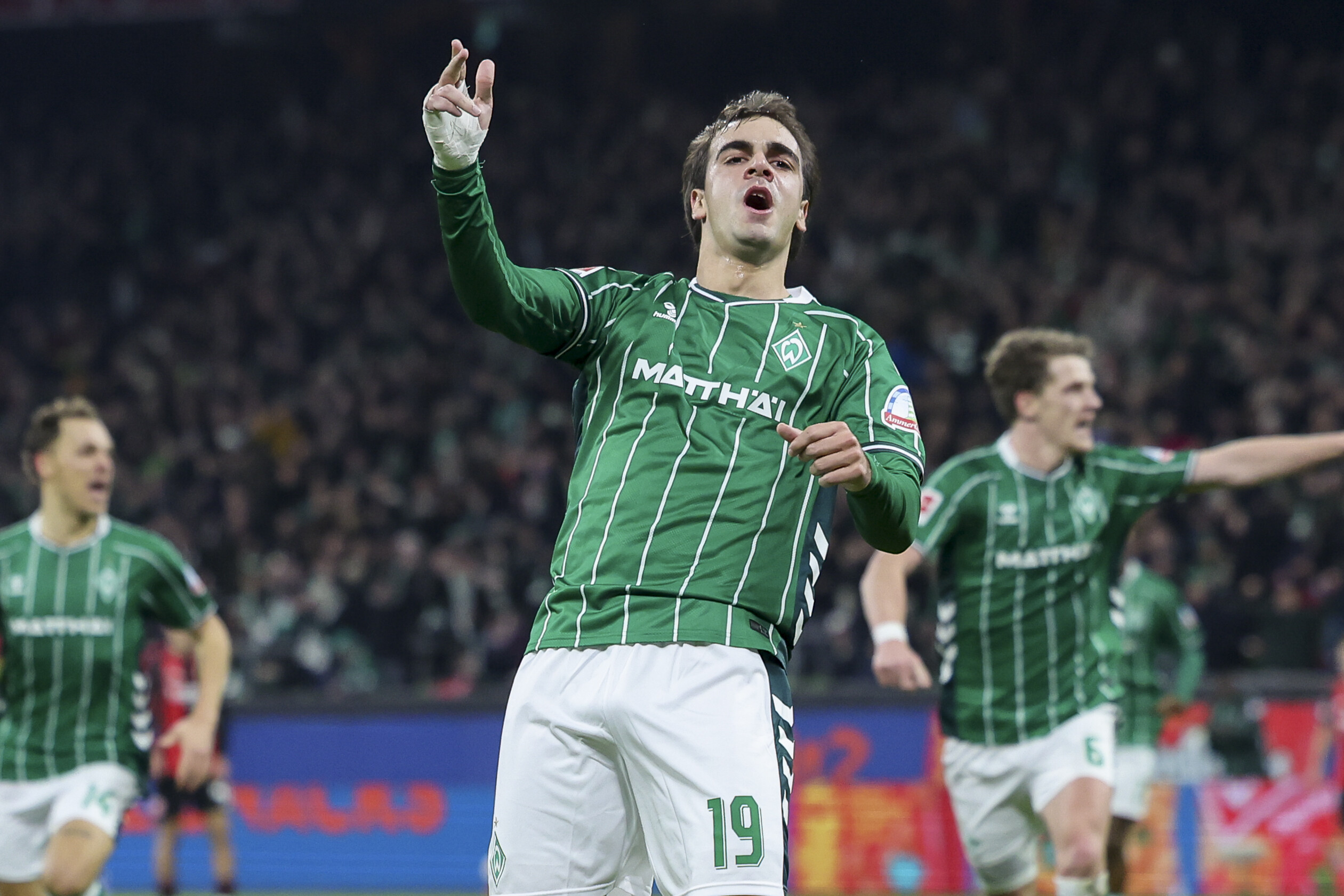 Werder-Stürmer Jovan Milosevic jubelt