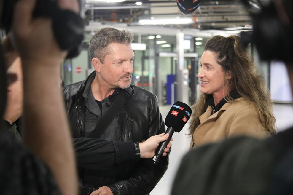 Hardy Krüger junior mit Ehefrau Alice Krüger bei der Abreise der Dschungelcamp-Kandidaten 