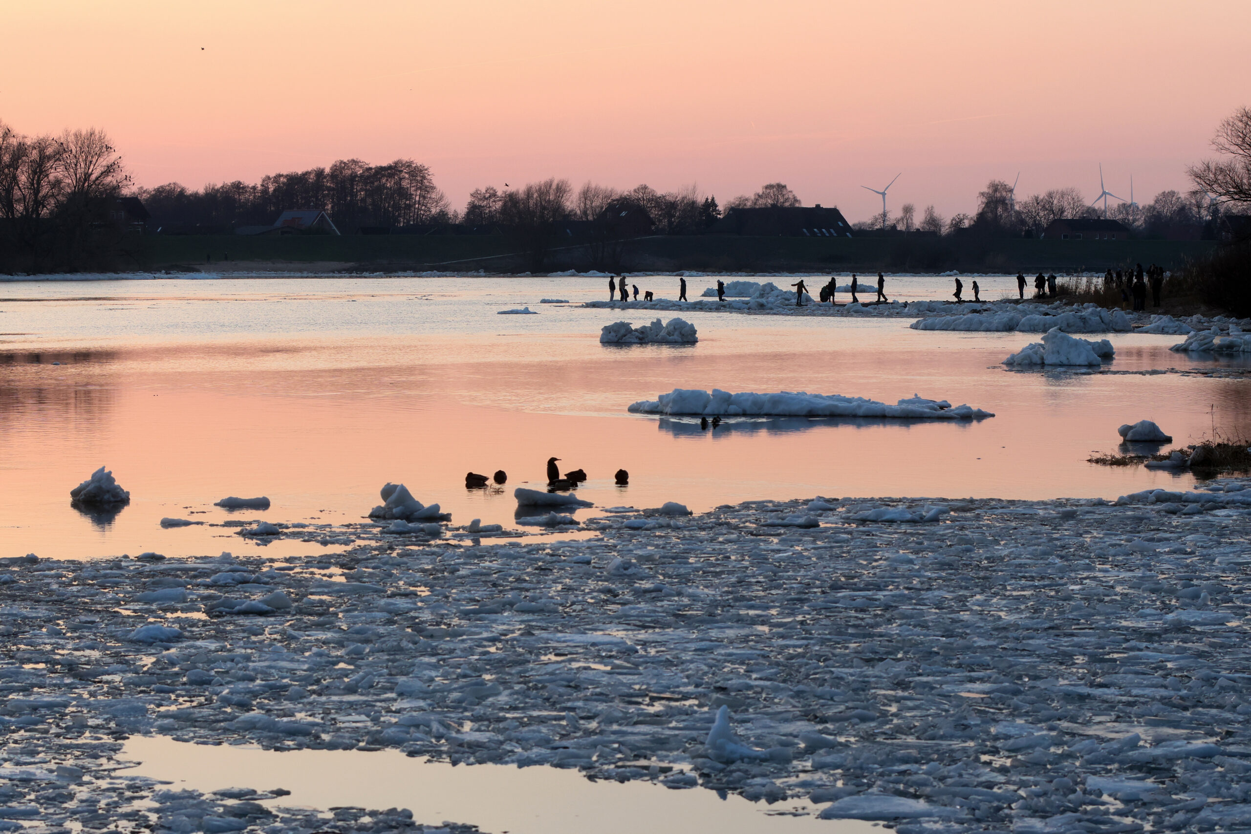 Eisschollen schwimmen bei Geesthacht auf der Elbe.