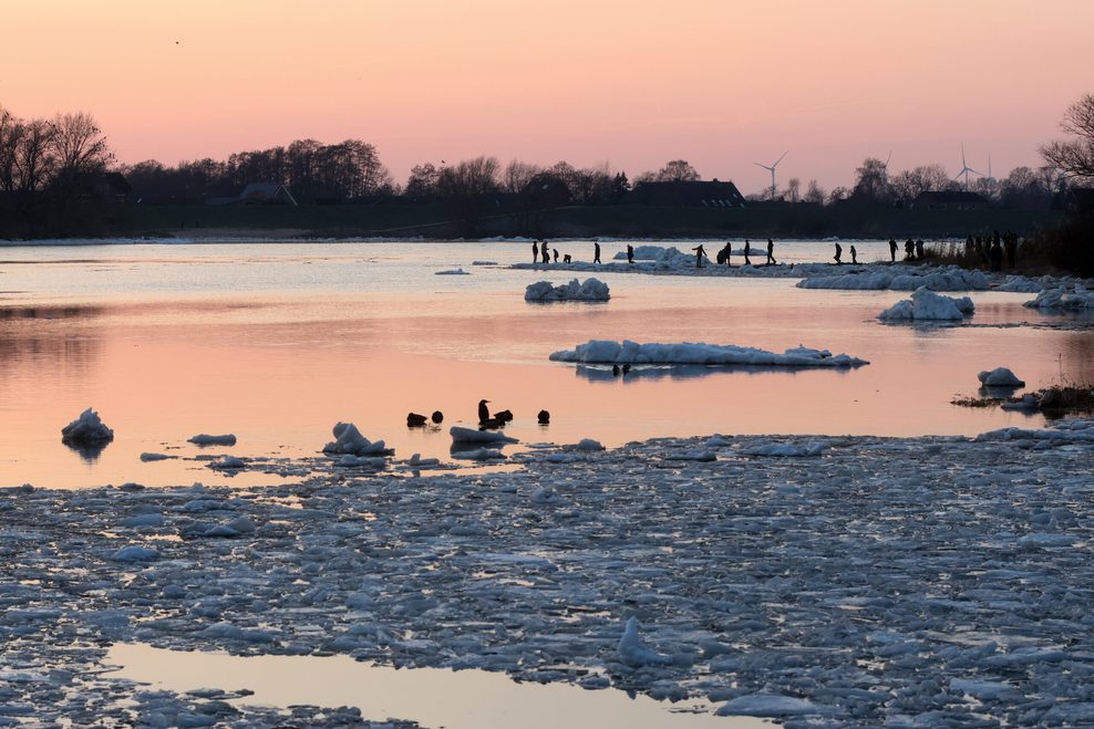 Eisschollen schwimmen bei Geesthacht auf der Elbe.