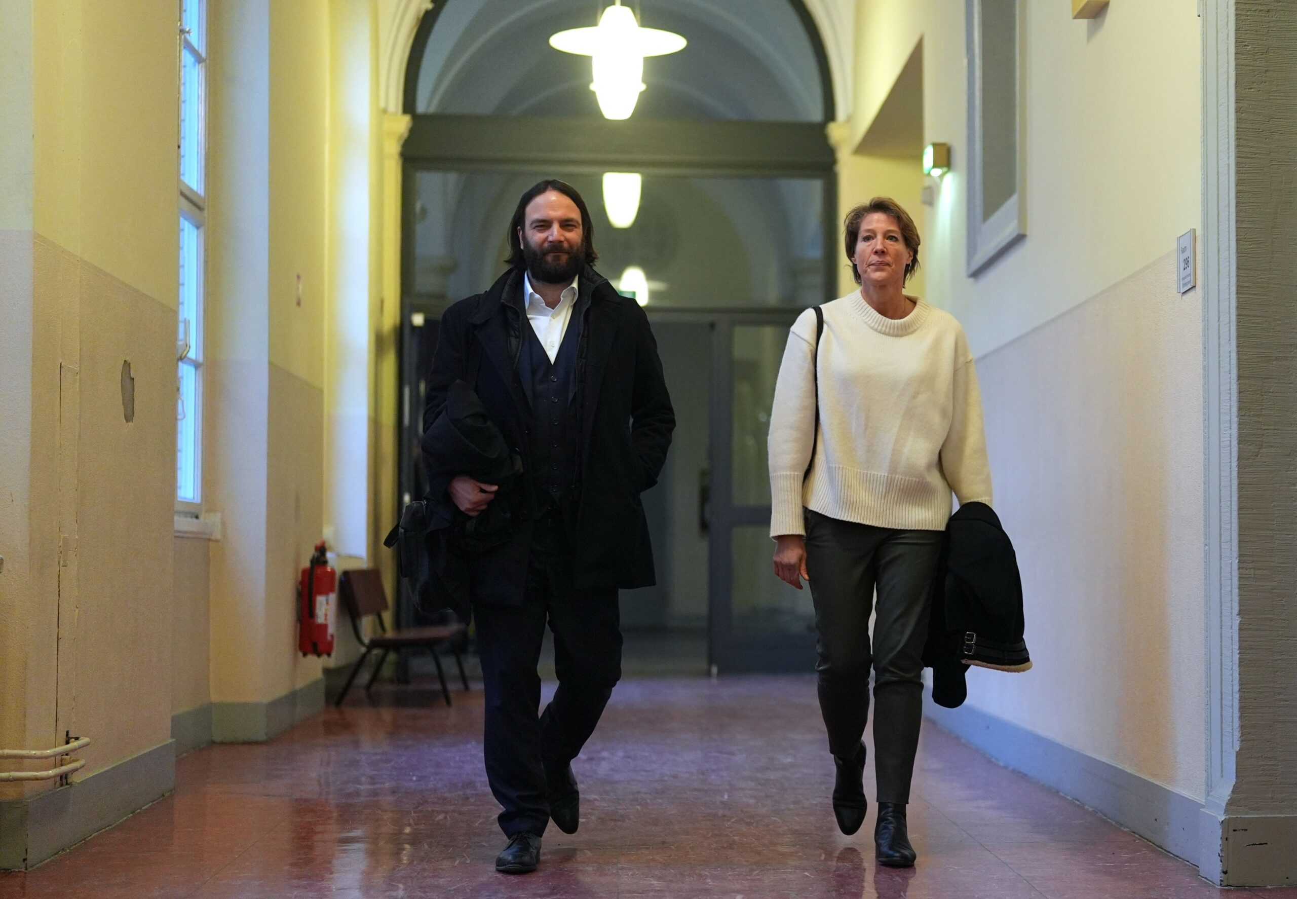 Christina Block (l.) und Anwalt Ingo Bott kommen zum Prozess im Landgericht Hamburg.