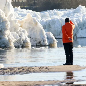 Große Eisschollen sind bei Geesthacht auf der Elbe zu sehen. Zahlreiche Schaulustige sehen sich das Naturspektakel an.