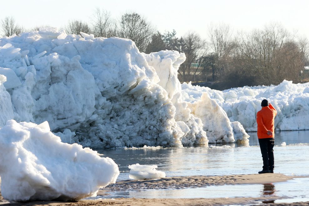Große Eisschollen sind bei Geesthacht auf der Elbe zu sehen. Zahlreiche Schaulustige sehen sich das Naturspektakel an.