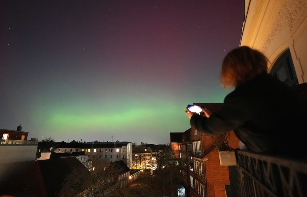 Polarlichter leuchten am Nachthimmel über Hamburg.