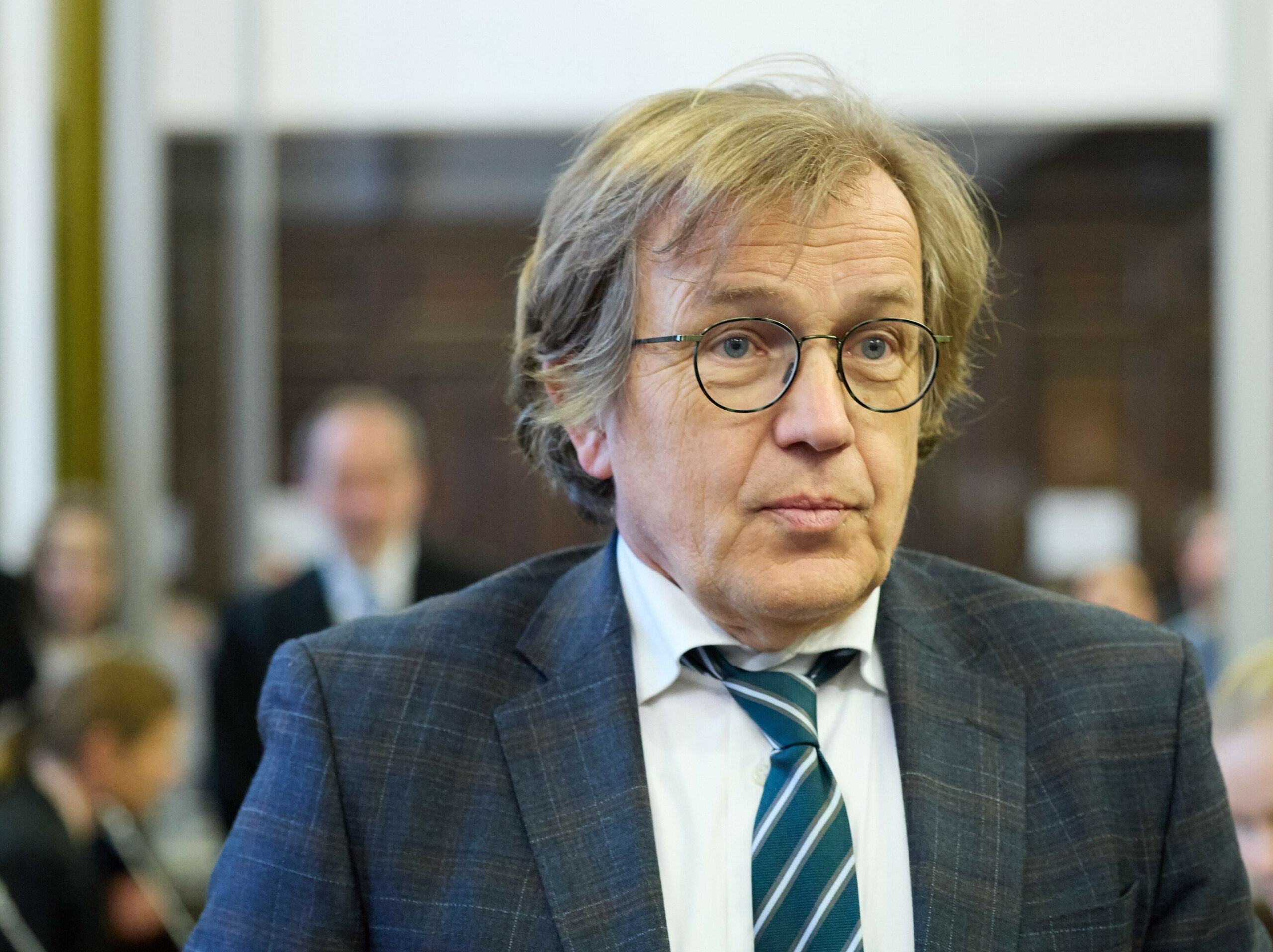 Mann mit Brille im Anzug