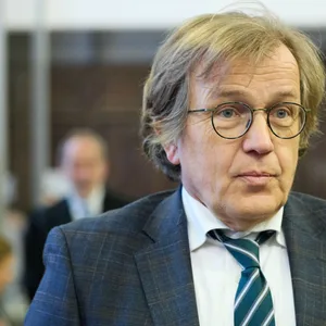 Mann mit Brille im Anzug