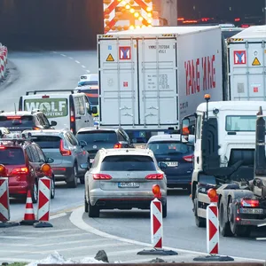 Vor dem Elbtunnel staute sich der Verkehr wegen des Warnstreiks auf zwölf Kilometern Länge.