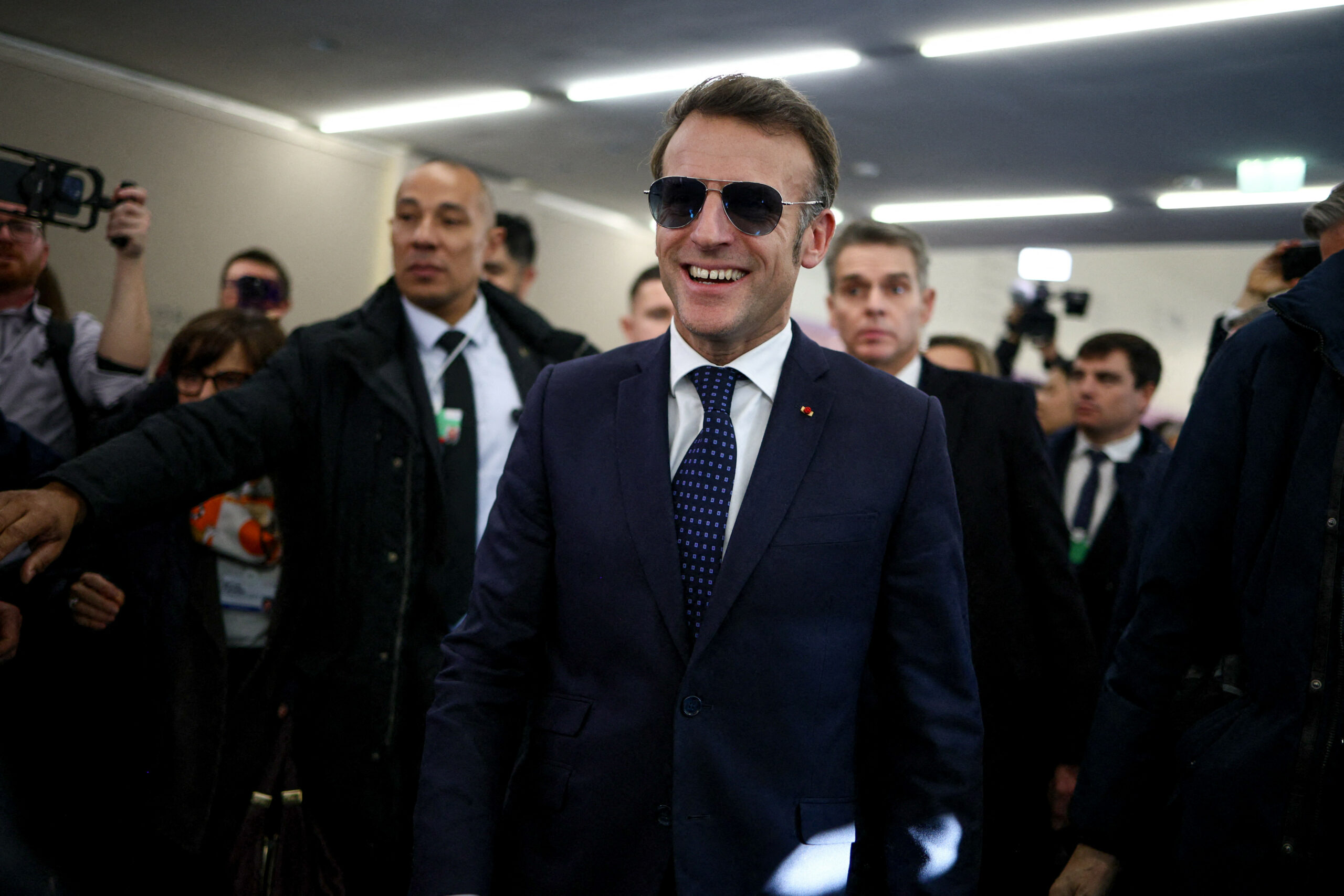 Frankreichs Präsident Macron mit Pilotenbrille