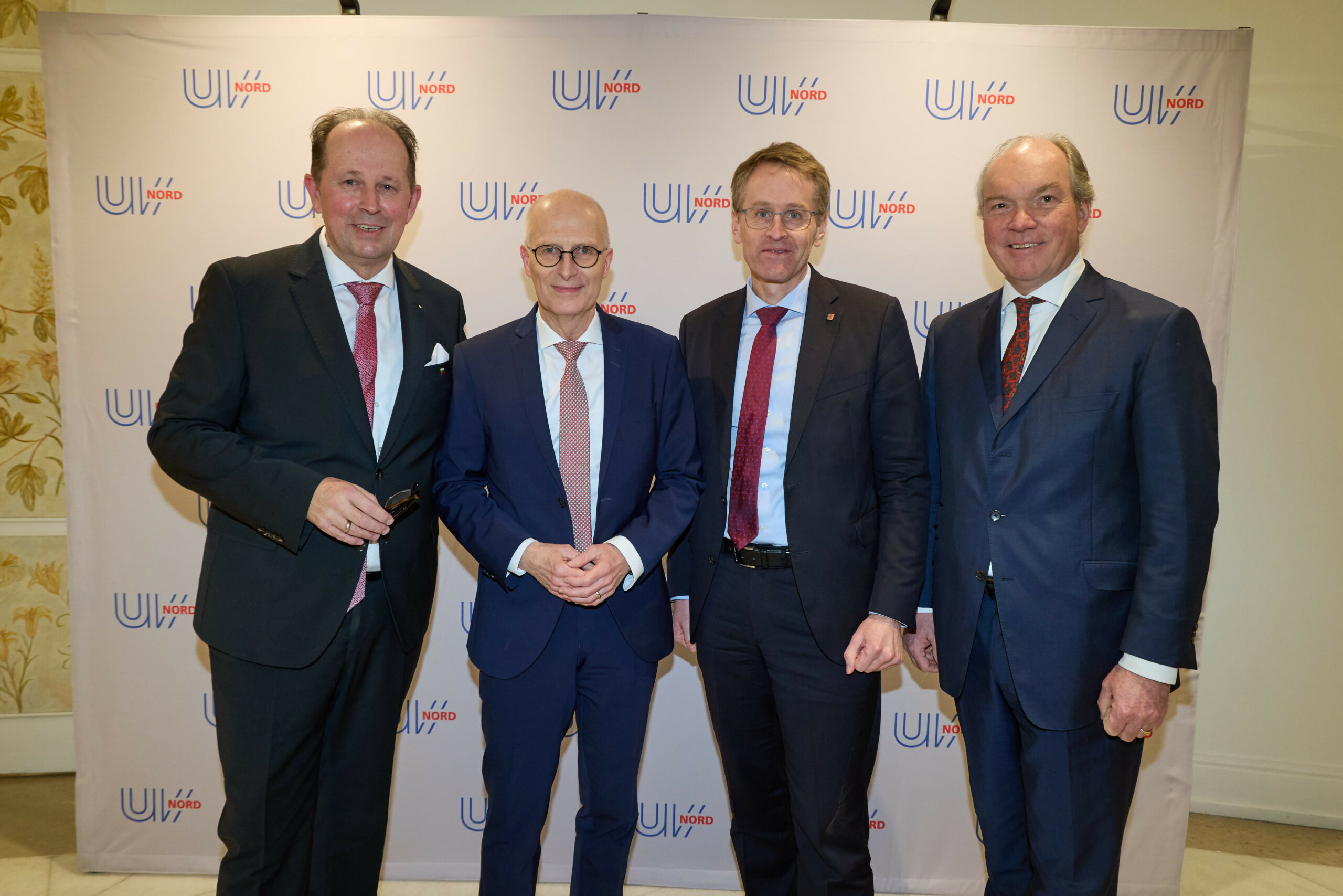 UV-Nord-Geschäftsführer Michael Thomas Fröhlich (v.l.), Peter Tschentscher (SPD), Daniel Günther (CDU), und UV-Nord-Präsident Philipp Murmann im „Atlantic“.