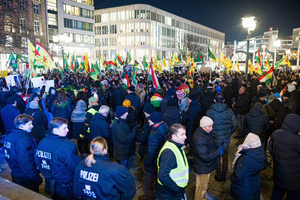 Menschen nehmen an einer pro-kurdischen Demonstration auf dem Opernplatz in Hannover teil.