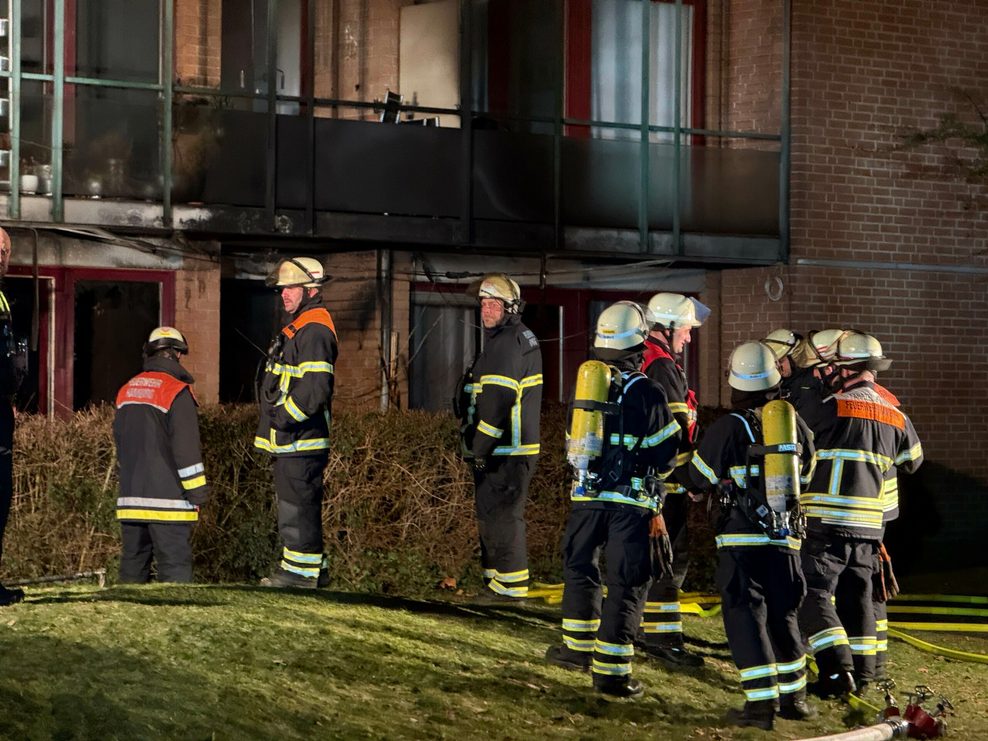 Feuerwehrleute in Steilshoop im Einsatz.