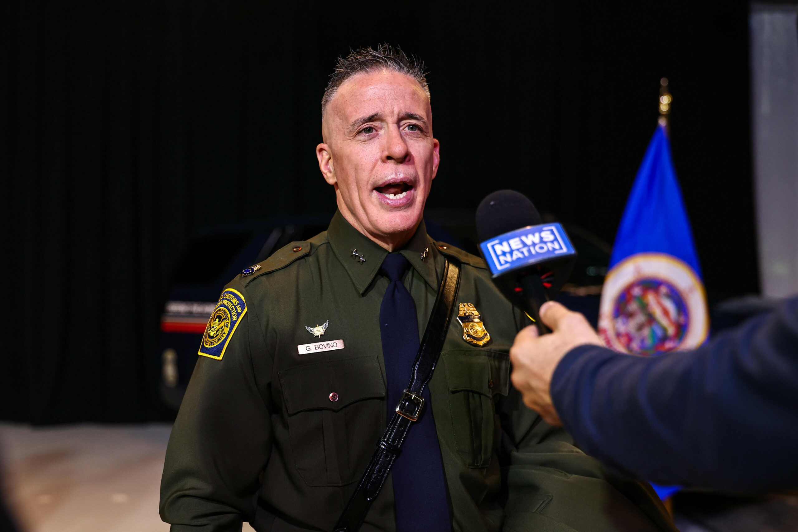 Gregory Bovino ist leitender Beamter der US-Border Patrol. Er verteidigt selbst regelrechte Hinrichtungen seiner Beamten verbissen.