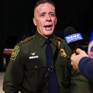 Gregory Bovino ist leitender Beamter der US-Border Patrol. Er verteidigt selbst regelrechte Hinrichtungen seiner Beamten verbissen.