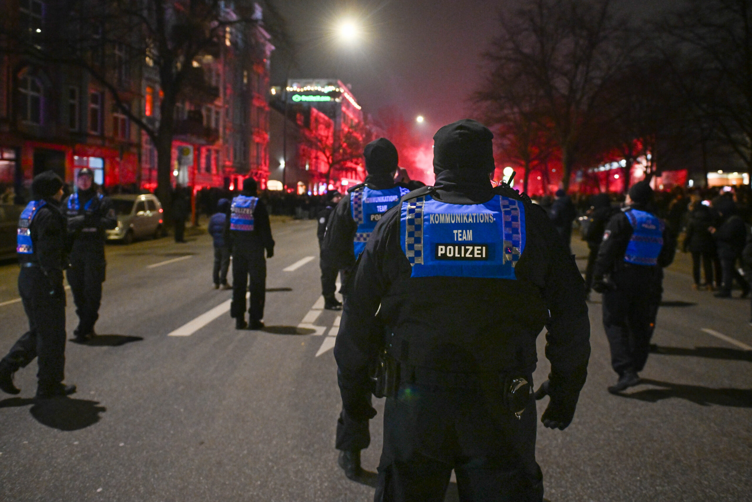 Nach MOPO-Informationen waren beim Hamburger Derby rund 700 Polizisten weniger eingesetzt als sonst üblich.
