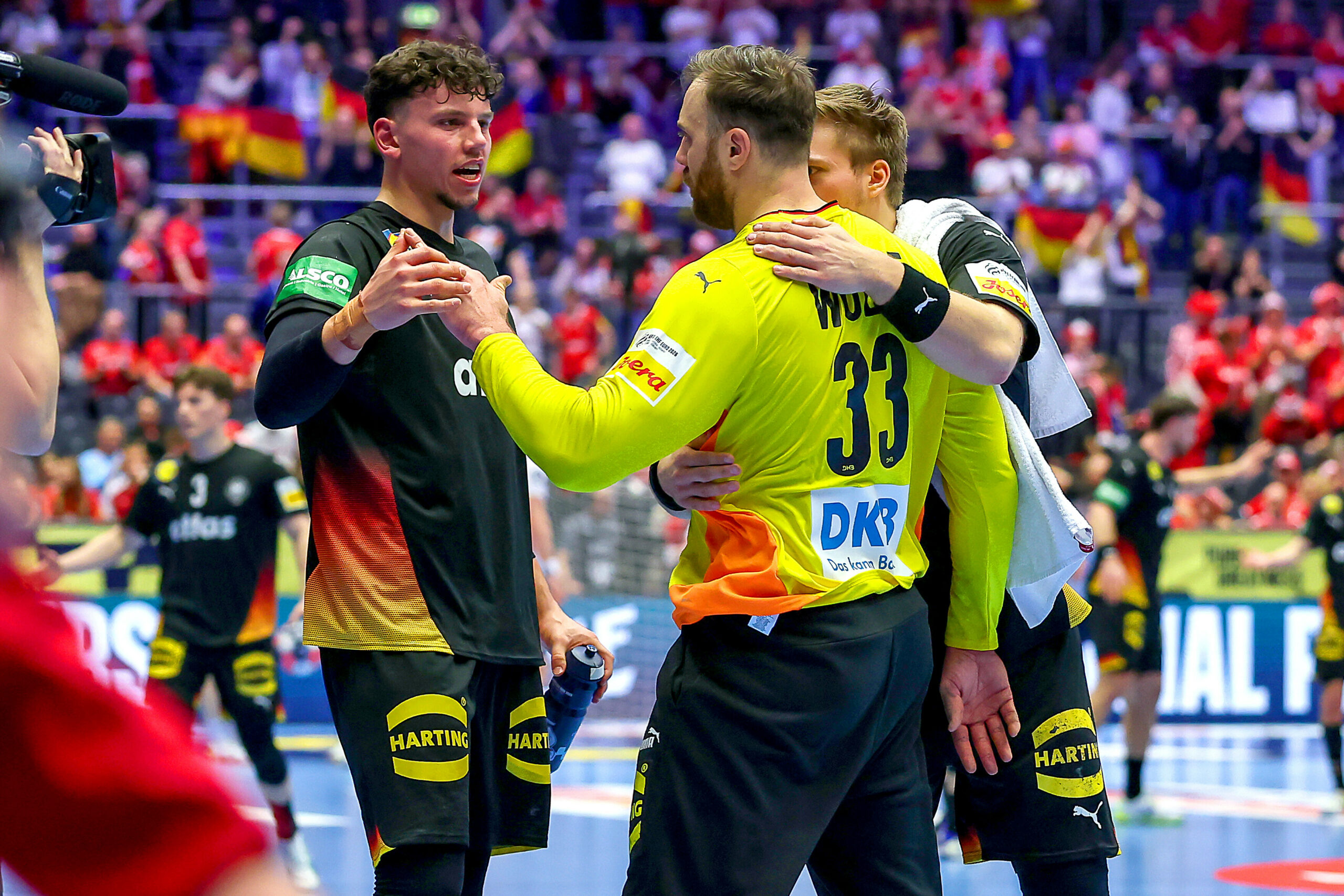 Andi Wolff wird von Teamkollegen gefeiert