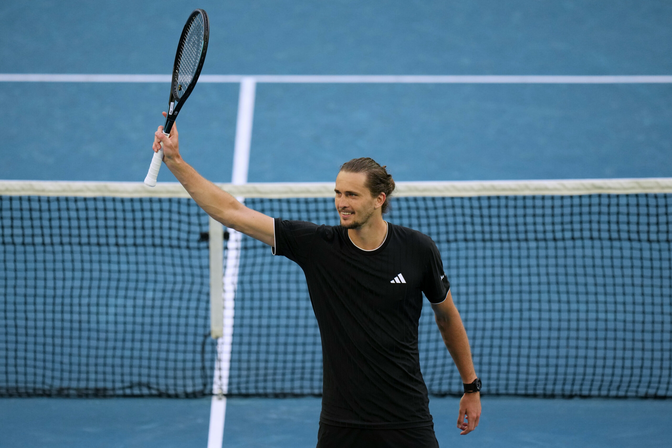 Zverev winkt mit seinem Schläger