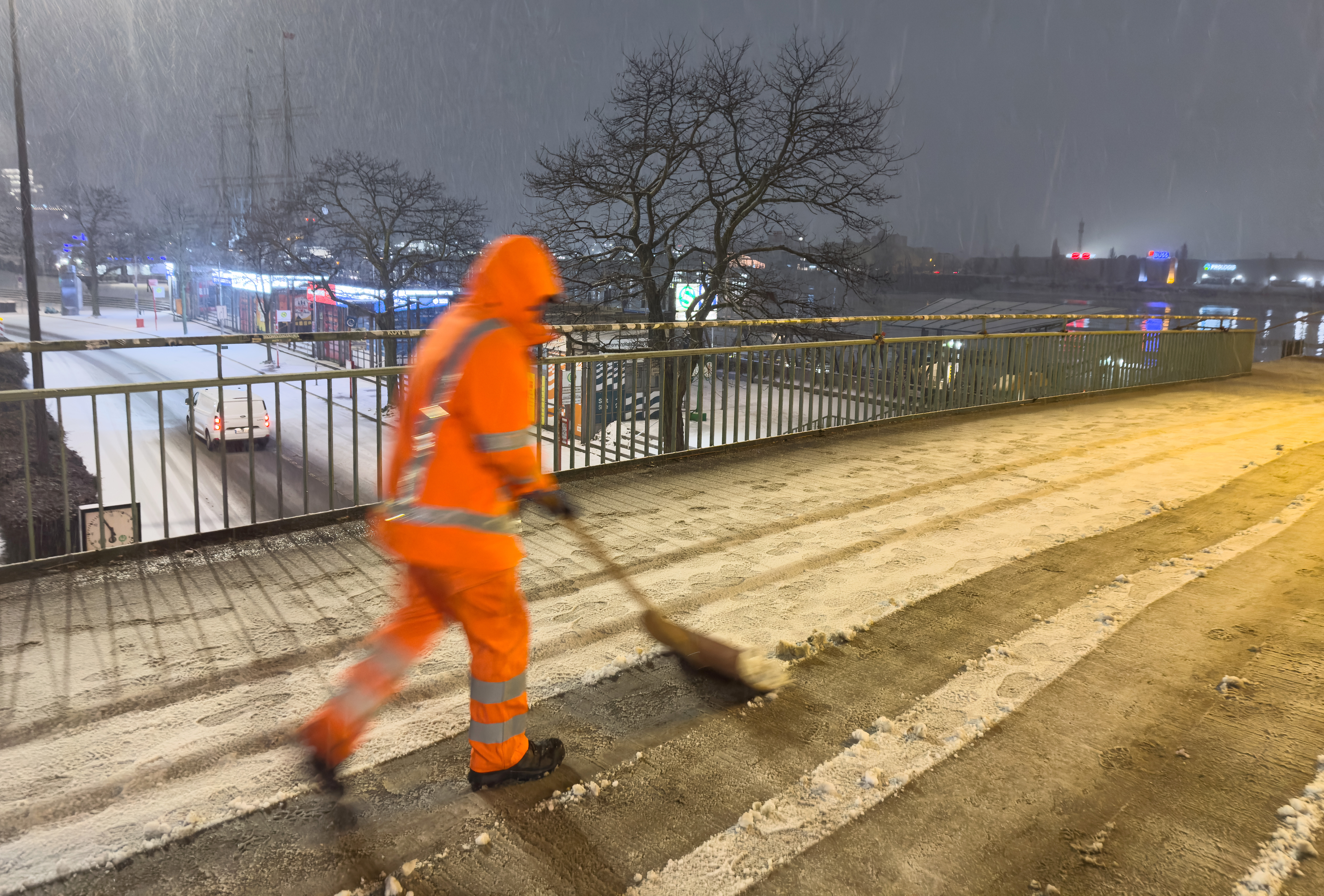 Ein Mitarbeiter der Stadtreinigung räumt im Januar an den Landungsbrücken am Hafen.
