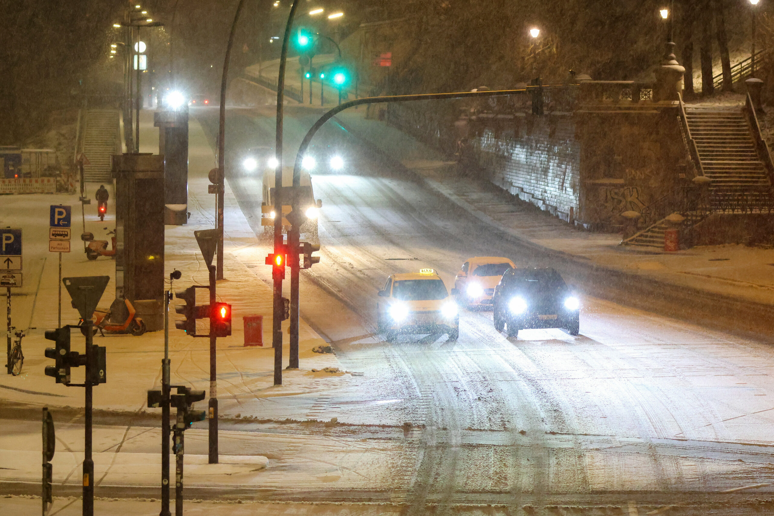Schnee fällt am Morgen an den Landungsbrücken.