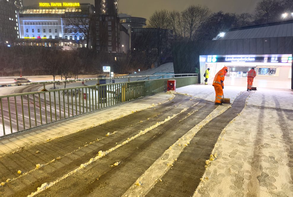 Mitarbeiter der Stadtreinigung sind im Einsatz.