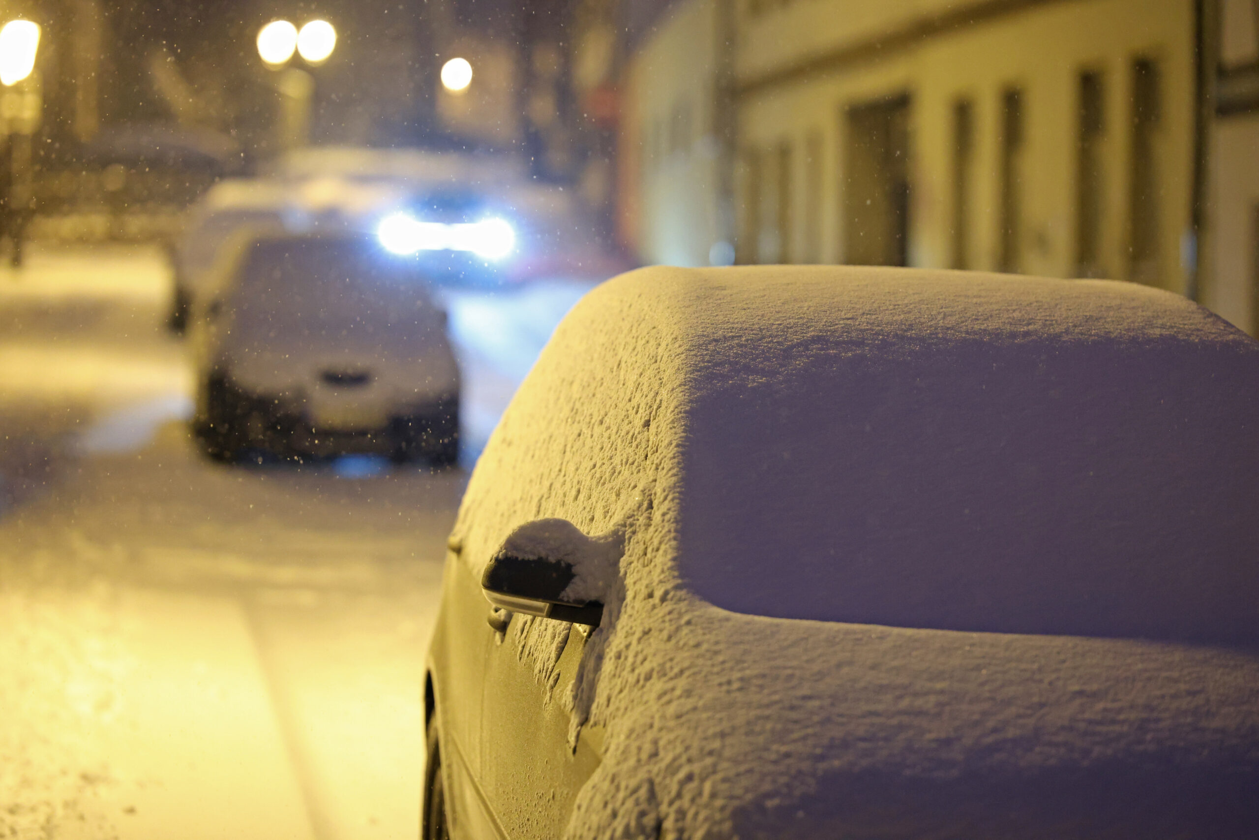 Eine Schicht Schnee auf einem Auto