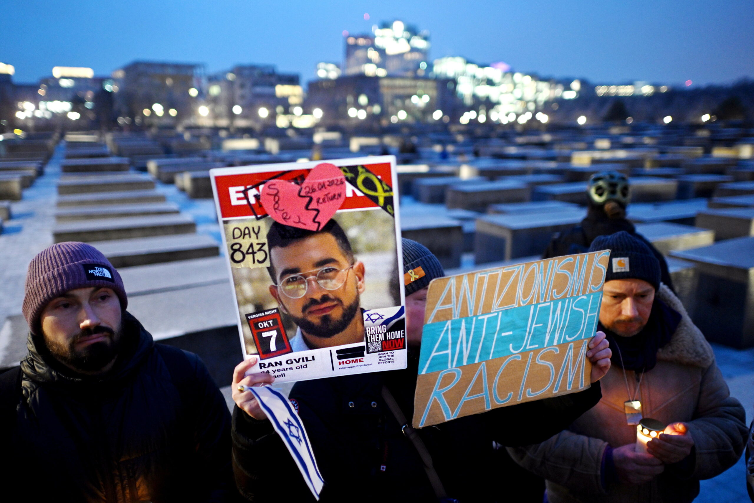 Demonstrierende mit einem Bild der verstorbenen Hamas-Geisel Ran Gvili
