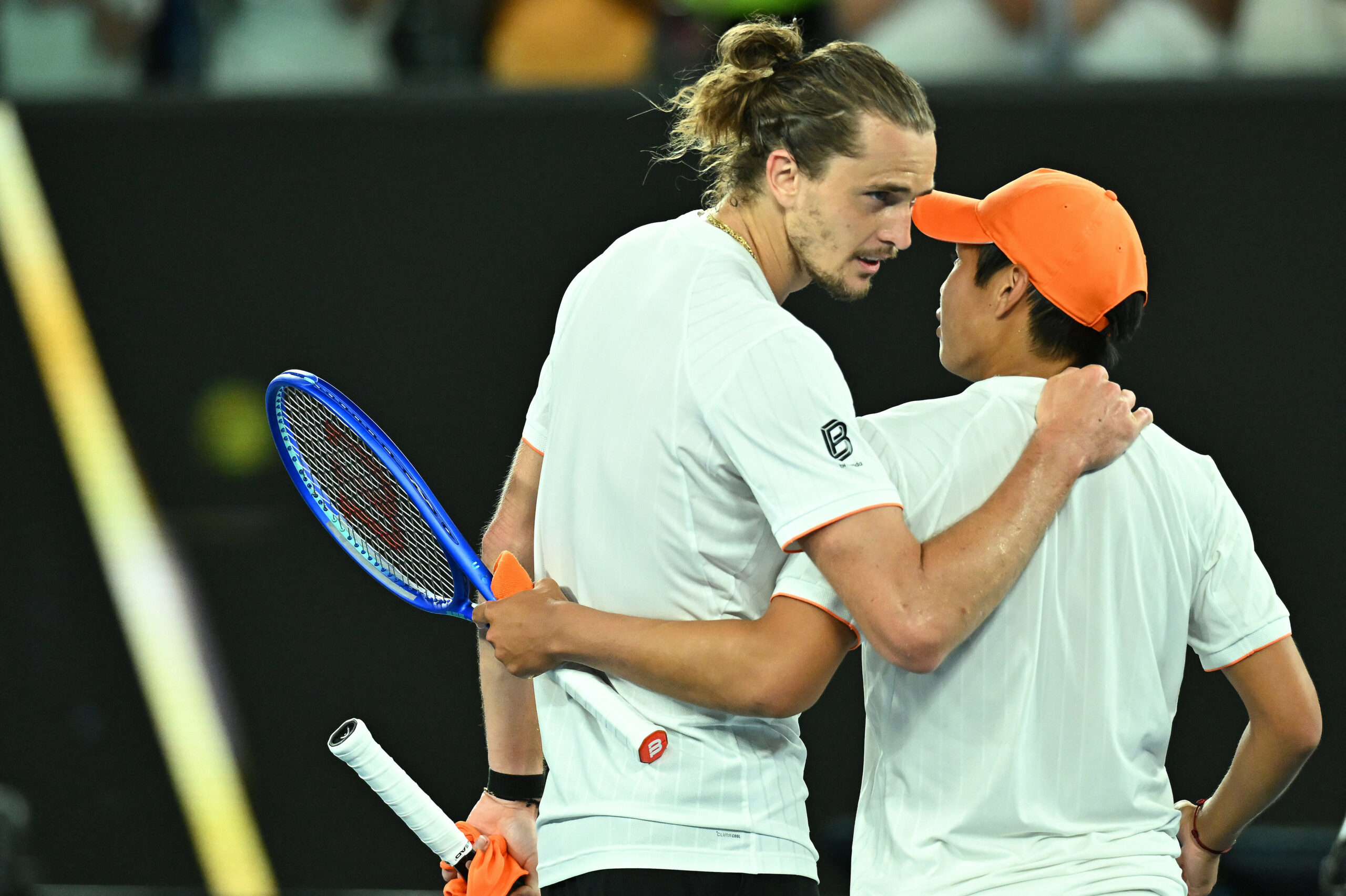 Alexander Zverev umarmt nach seinem Sieg Gegner Learner Tien