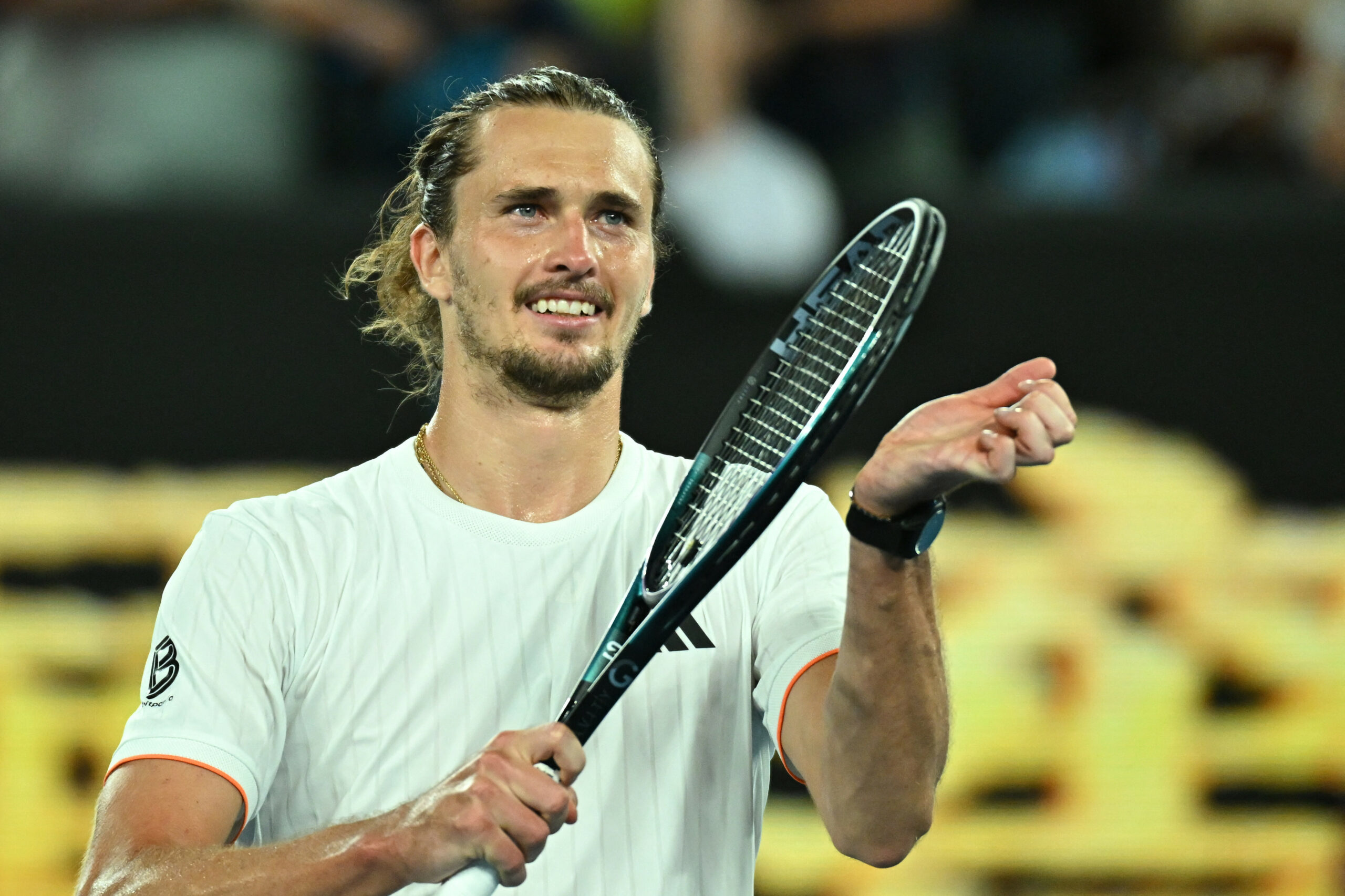 Alexander Zverev klatscht auf Schläger