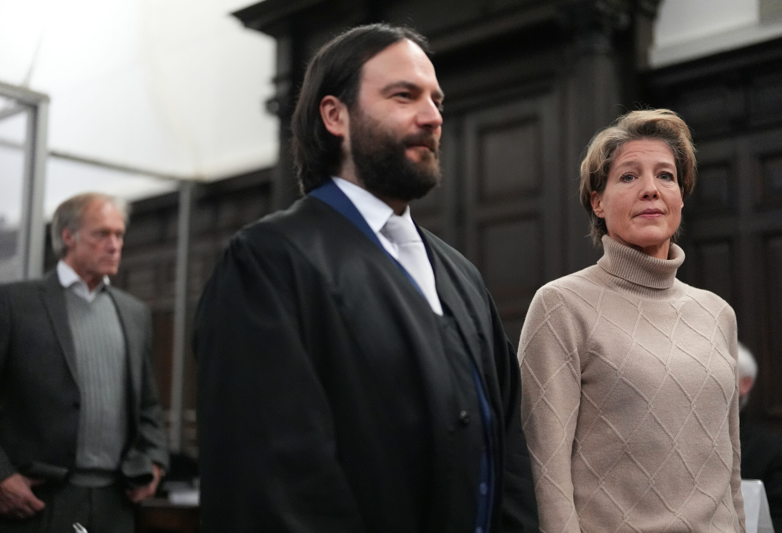 Christina Block (r.) steht im Gerichtssaal neben ihrem Anwalt Ingo Bott (M). Im Hintergrund ist ihr Lebensgefährte Gerhard Delling zu sehen.