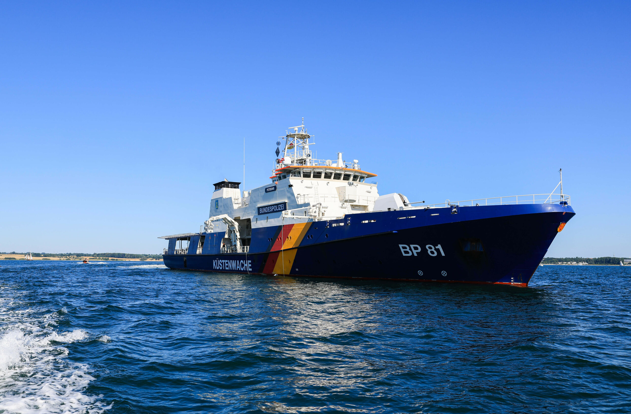 Das Einsatzschiff „Potsdam” der Bundespolizei eilt einem Fischer zur Hilfe (Archivbild).