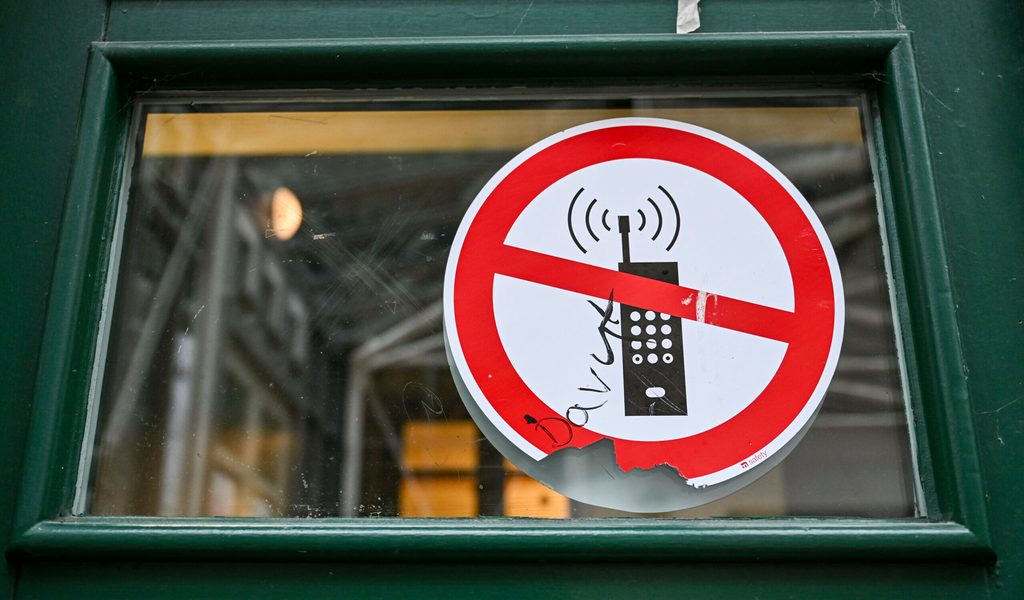 schluss-mit-scrollen-n-chstes-land-plant-handyverbot-an-schulen