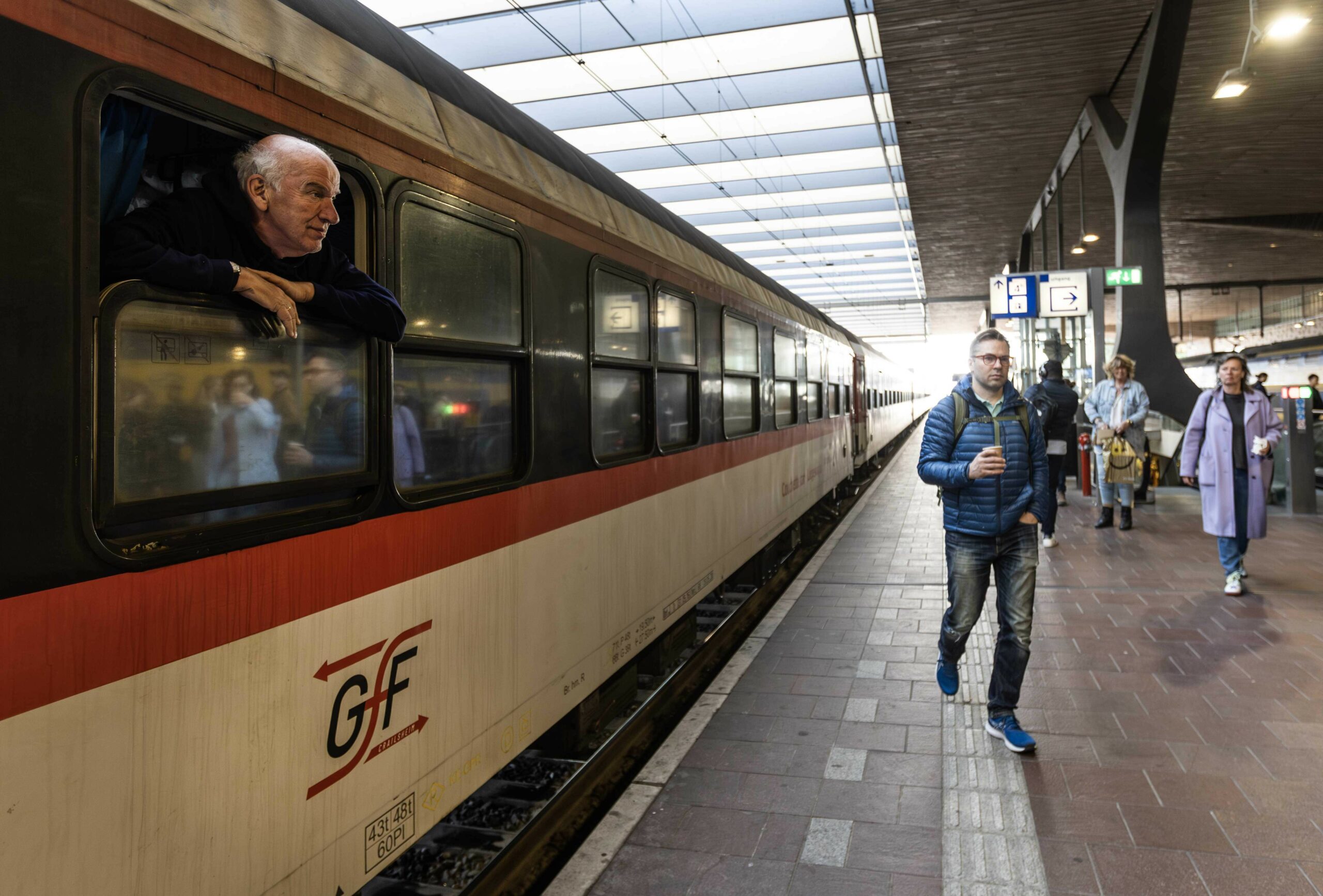 Ein Passagier an Bord eines Nachtzuges von European Sleeper. (Archivbild)