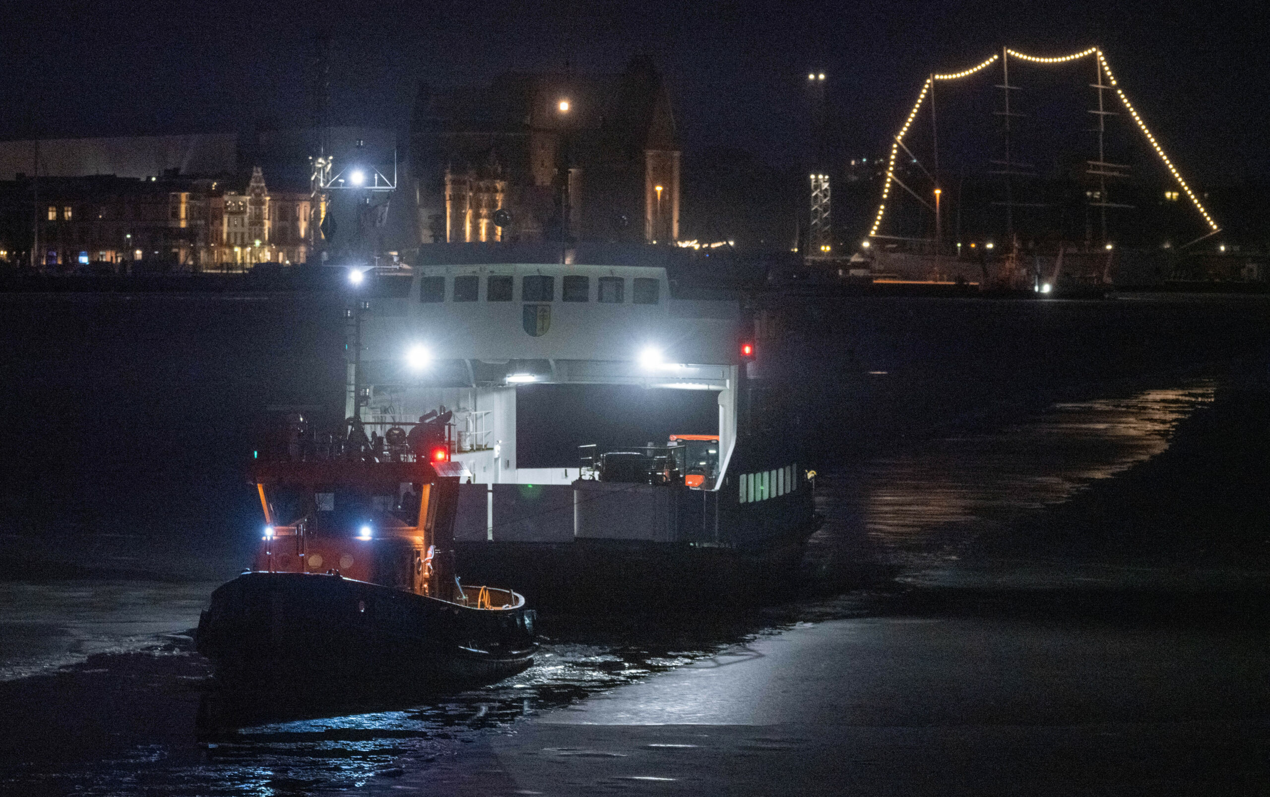 Fähre hat Eisschaden – Eisbrecher versorgt Hiddensee