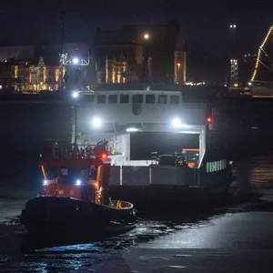 Fähre hat Eisschaden – Eisbrecher versorgt Hiddensee