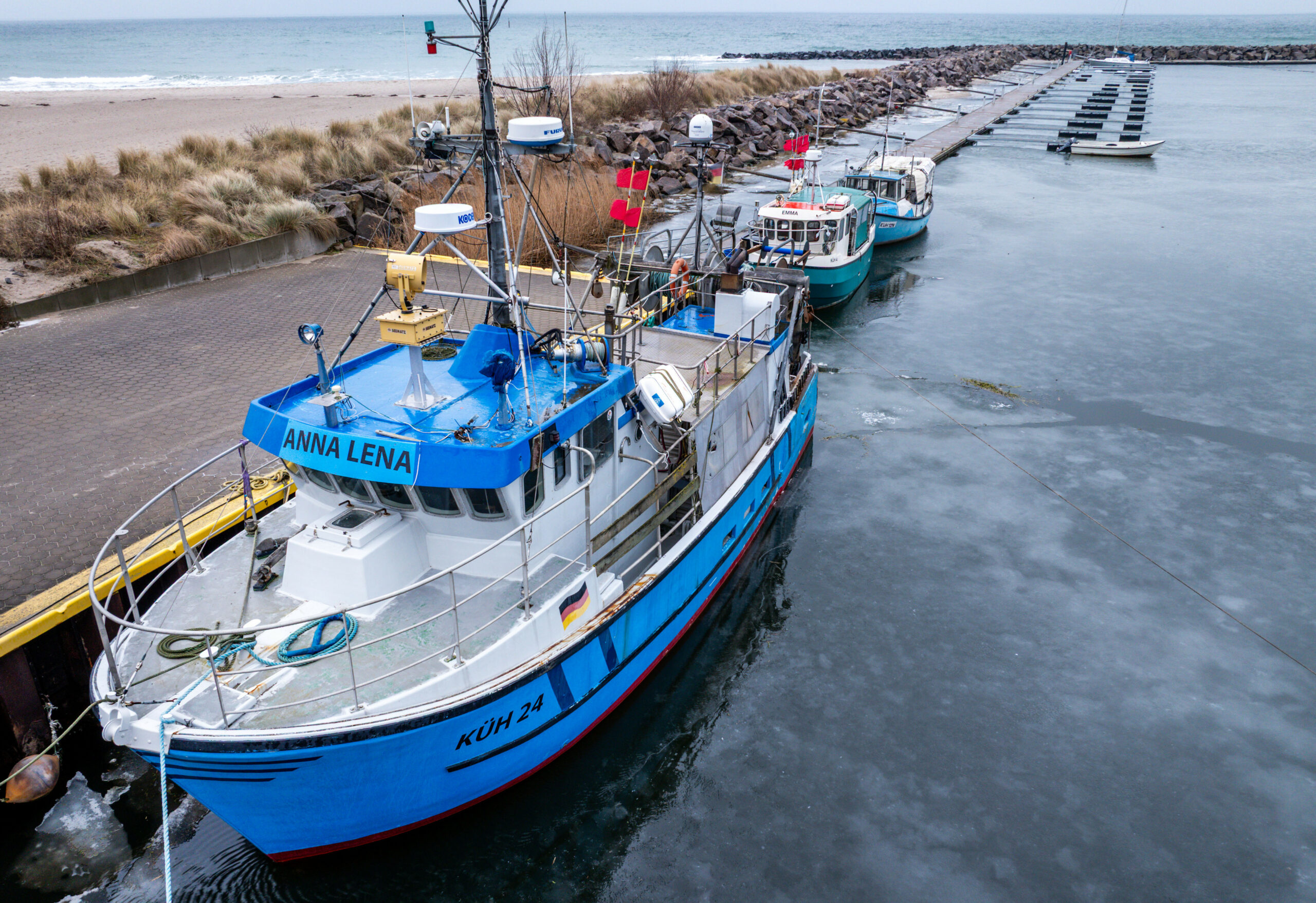 Fischkutter liegen im Hafen an der deutschen Ostseeküste. Die Zahl der Ostseefischer sinkt stetig.