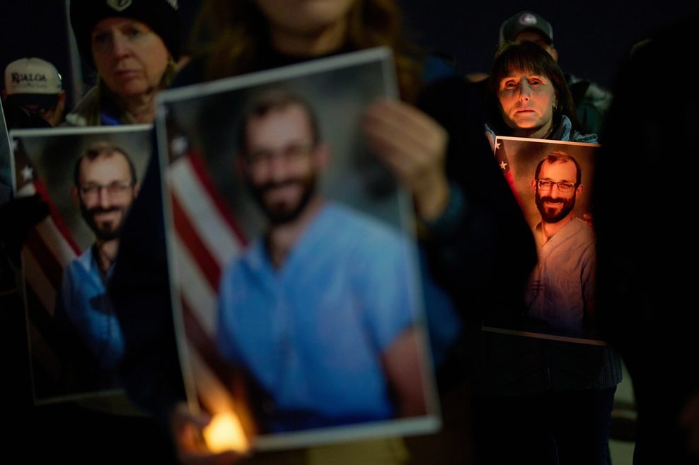 Demonstranten halten in Gedenken an den ermordeten Alex Pretti sein Portrait hoch.